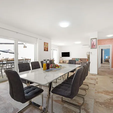 Nur For 10 People Near With 45 M2 Private Pool & Jacuzzi Only 2 Km From * Pula