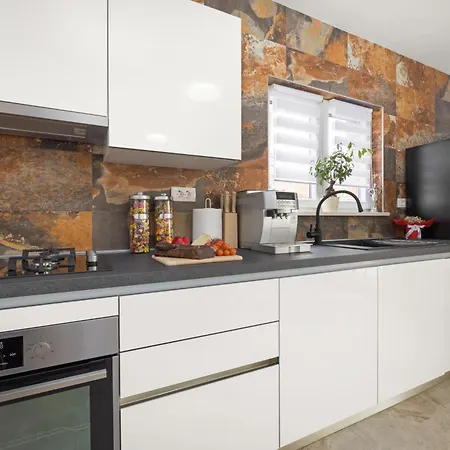Nur For 10 People Near With 45 M2 Private Pool & Jacuzzi Only 2 Km From * Pula