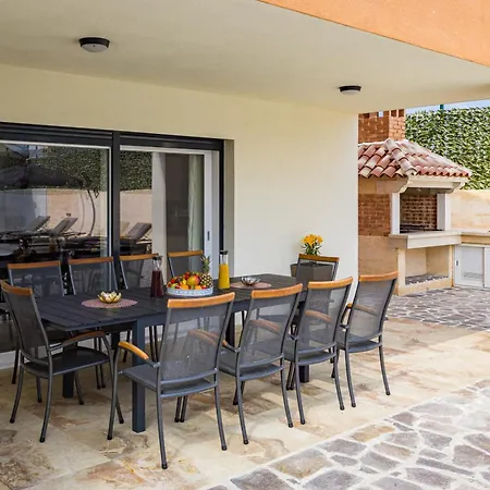 Nur For 10 People Near With 45 M2 Private Pool & Jacuzzi Only 2 Km From Villa
