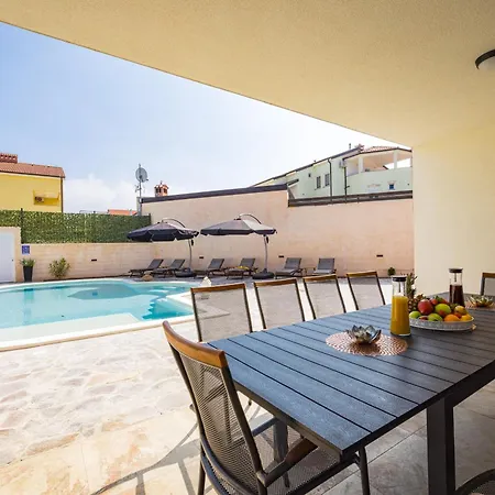 Nur For 10 People Near With 45 M2 Private Pool & Jacuzzi Only 2 Km From *