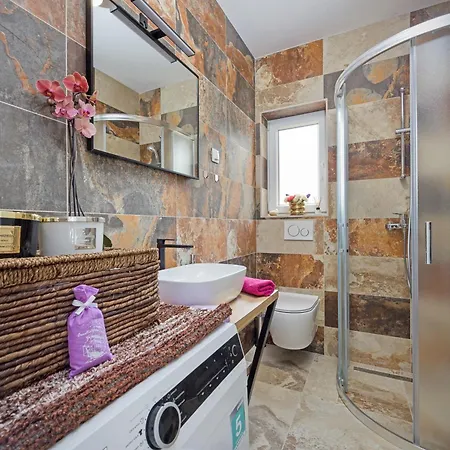 Nur For 10 People Near With 45 M2 Private Pool & Jacuzzi Only 2 Km From 빌라 풀라