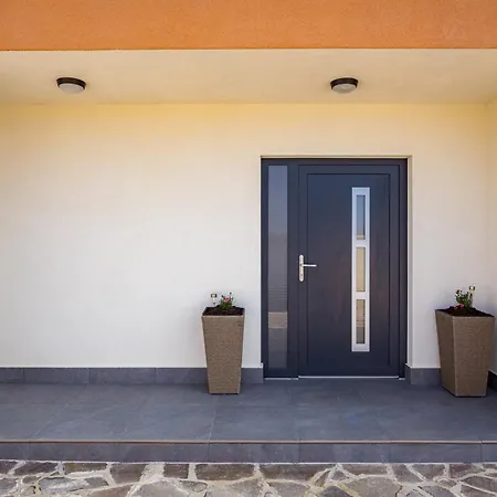 Nur For 10 People Near With 45 M2 Private Pool & Jacuzzi Only 2 Km From 풀라