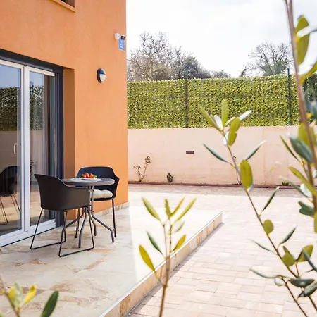 Nur For 10 People Near With 45 M2 Private Pool & Jacuzzi Only 2 Km From * 풀라