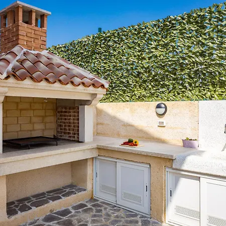 Nur For 10 People Near With 45 M2 Private Pool & Jacuzzi Only 2 Km From 빌라