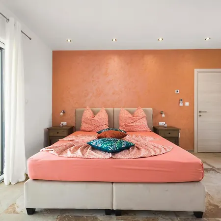 Nur For 10 People Near With 45 M2 Private Pool & Jacuzzi Only 2 Km From 빌라