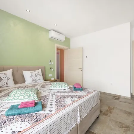 빌라 Nur For 10 People Near With 45 M2 Private Pool & Jacuzzi Only 2 Km From