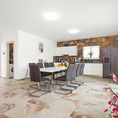 Nur For 10 People Near With 45 M2 Private Pool & Jacuzzi Only 2 Km From 빌라