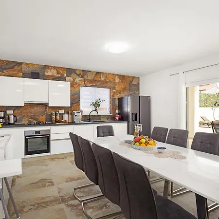 Villa Nur For 10 People Near With 45 M2 Private Pool & Jacuzzi Only 2 Km From Pola