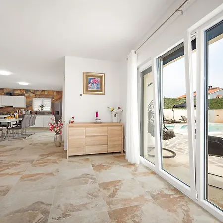 Nur For 10 People Near With 45 M2 Private Pool & Jacuzzi Only 2 Km From 풀라