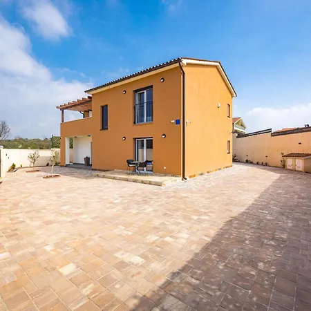 Nur For 10 People Near With 45 M2 Private Pool & Jacuzzi Only 2 Km From 빌라