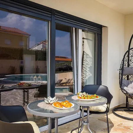 빌라 Nur For 10 People Near With 45 M2 Private Pool & Jacuzzi Only 2 Km From