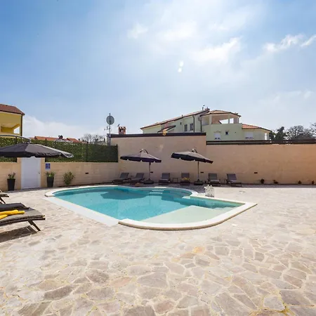 Nur For 10 People Near With 45 M2 Private Pool & Jacuzzi Only 2 Km From 빌라 풀라