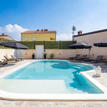Nur For 10 People Near With 45 M2 Private Pool & Jacuzzi Only 2 Km From Pola