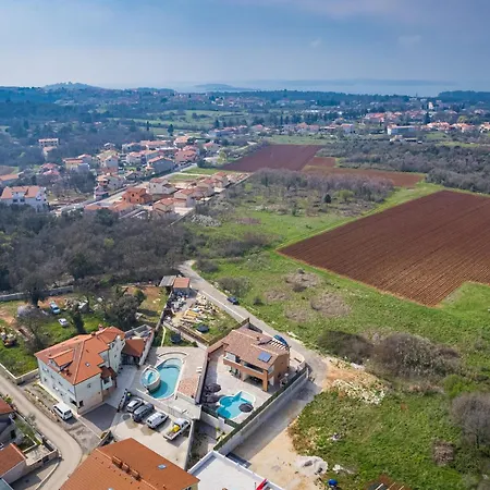빌라 Nur For 10 People Near With 45 M2 Private Pool & Jacuzzi Only 2 Km From